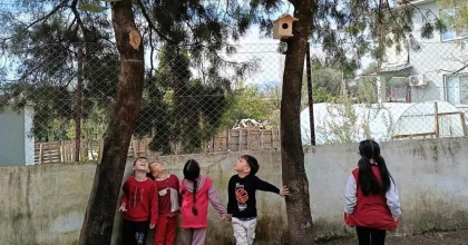 KÖYCEĞİZLİ MİNİKLER KUŞLAR İÇİN YUVA HAZIRLADI