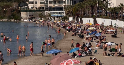KUŞADASI’NA YAZ GELDİ, PLAJLAR DOLDU