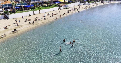 KUŞADASI'NDA SICAKLIK 29 DERECEYİ BULUNCA PLAJLAR DOLDU, TAŞTI