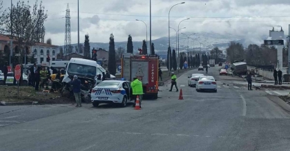 KÜTAHYA'DA TIR İLE KAMYONET ÇARPIŞTI: 1 ÖLÜ, 2 YARALI