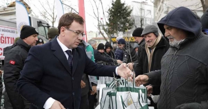 KÜTAHYA'DA VATANDAŞLARA ÜCRETSİZ FİDAN DAĞITILDI