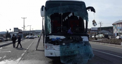 KÜTAHYA'DA YOLCU OTOBÜSÜ TIRA ÇARPTI: 12 YARALI