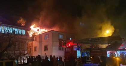 MANİSA DEMİRCİ’DE EV YANGINI... EKİPLER SEFERBER OLDU