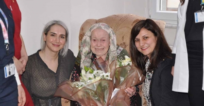 MANİSA ŞEHİR HASTANESİNDEN 102 YAŞINDAKİ TEYZEYE ZİYARET