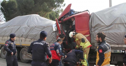 MANİSA'DA İKİ TIR ÇARPIŞTI: 1 YARALI