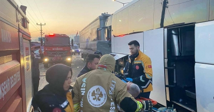 YOLCU OTOBÜSÜNÜN KARIŞTIĞI ZİNCİRLEME KAZA: 1 ÖLÜ, 7 YARALI