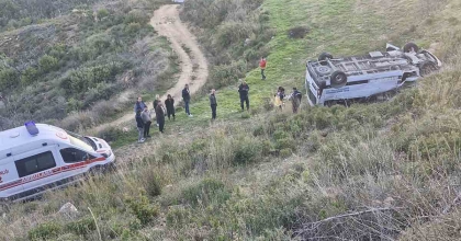 MİLAS’TA DİYALİZ ARACI UÇURUMA YUVARLANDI: 1 ÖLÜ