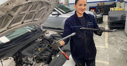 OTO TAMİRHANESİNİN ÜÇ ÜNİVERSİTE DİPLOMALI KADIN USTASI