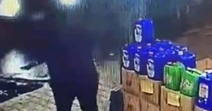 OTOMOBİL MARKETE DALDI, EZİLMEKTEN SON ANDA KURTULDU