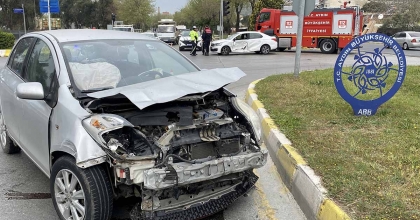 OTOMOBİLLER KAVŞAKTA ÇARPIŞTI: 1 YARALI
