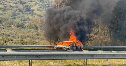 OTOYOLDA YANAN ARAÇ HURDAYA DÖNDÜ