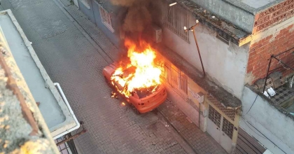 PARK HALİNDEKİ OTOMOBİL ALEV TOPUNA DÖNDÜ
