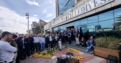 PAZARCI ESNAFINDAN KARABAĞLAR BELEDİYESİNE SEBZE-MEYVELİ PROTESTO