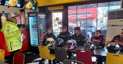 POLİSTEN MOTOKURYELERE TRAFİK EĞİTİMİ