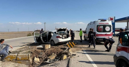 REFÜJE ÇARPAN OTOMOBİLDE 5 KİŞİ YARALANDI