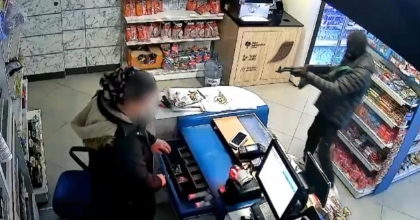 SAHTE KALAŞNİKOFLA GİRDİĞİ AKARYAKIT İSTASYONUNU SOYDU