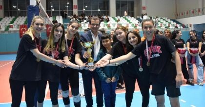 SALİHLİ'DE KADINLAR, VOLEYBOL TURNUVASINDA BULUŞTU