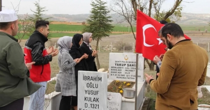 ŞEHİT POLİS MEMURU KABRİ BAŞINDA ANILDI