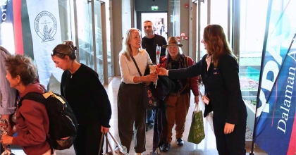 SEZONUN İLK TURİST KAFİLESİ DALAMAN HAVALİMANI’NA GELDİ