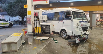 TARTIŞTI, KAVGAYA TUTUŞTU HIRSINI ALAMADI, BENZİNLİĞE DALDI