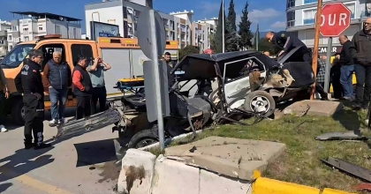 OTOMOBİL HURDAYA DÖNDÜ: 1 ÖLÜ