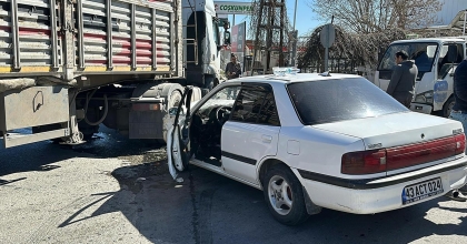 UŞAK'TA 2 ARACIN ÇARPIŞTIĞI KAZADA 1 SÜRÜCÜ YARALANDI