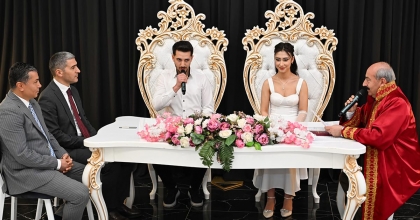  UŞAK'TA AİLE VE GENÇLİK FONUNDAN DESTEK ALAN İLK ÇİFTİN NİKAHI KIYILDI