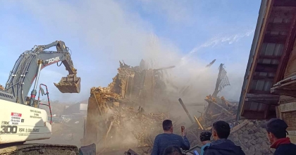 UŞAK’TA 3 EVİN ZARAR GÖRDÜĞÜ YANGIN SÖNDÜRÜLDÜ