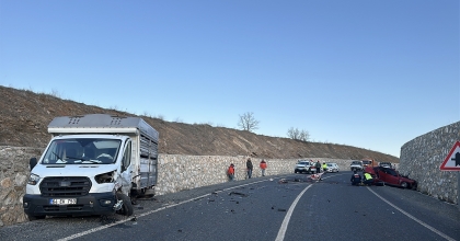 UŞAK'TA OTOMOBİL İLE KAMYONET ÇARPIŞTI: 2 ÖLÜ, 1 YARALI