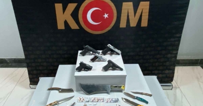 UŞAK’TA RUHSATSIZ SİLAH VE UYUŞTURUCU MADDE ELE GEÇİRİLDİ