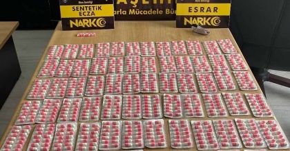UYUŞTURUCU TACİRİNİN EVİNDEN YÜZLERCE HAP ÇIKTI