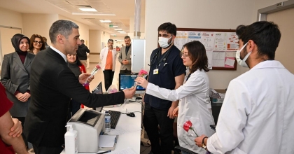 VALİ AKTAŞ, UŞAK EĞİTİM VE ARAŞTIRMA HASTANESİ ÇALIŞANLARINI ZİYARET ETTİ