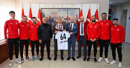 VALİ AKTAŞ, UŞAKSPOR OYUNCULARINI VE TEKNİK EKİBİNİ AĞIRLADI