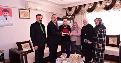 VALİ CANBOLAT, İLK ŞEHİT ÖĞRETMEN AKAR'IN AİLESİNE MİSAFİR OLDU