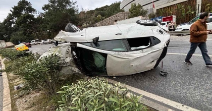VİRAJI ALAMADI, KARŞI ŞERİDE GEÇEREK TAKSİYE ÇARPTI