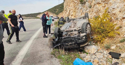 VİRAJI ALAMAYAN OTOMOBİL TAKLA ATTI: 2 YARALI