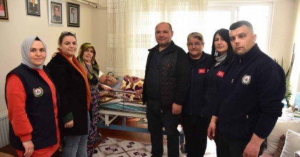 YAŞLI KADININ YARDIMINA BAŞKAN KAYA YETİŞTİ