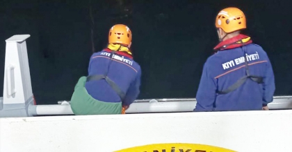 38 METRELİK TEKNE FIRTINADA SÜRÜKLENDİ, KIYEM EKİPLERİ KURTARDI