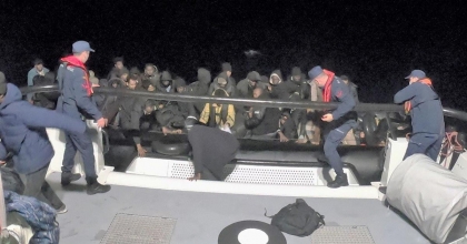 46 DÜZENSİZ GÖÇMEN LASTİK BOTTA YAKALANDI