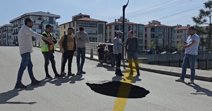 AFYONKARAHİSAR'DA ASFALT YOL ÇÖKTÜ