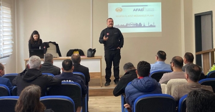 ALAŞEHİR'DE KURUMLARA DOĞAL AFETLER KONUSUNDA BİLGİLENDİRME TOPLANTISI
