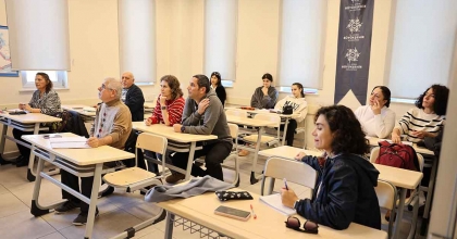 HER YAŞTAN AYDINLI, İNGİLİZCE ÖĞRENİYOR