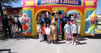 POLİSLERDEN ÇOCUKLARA 23 NİSAN KUTLAMASI