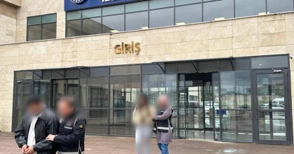 TELEFON DOLANDIRICILIĞI YAPAN 2 KİŞİDEN BİRİ TUTUKLANDI