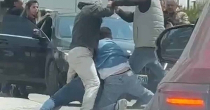 İZMİR'DE TRAFİKTE SATIRLI KAVGA KAMERADA