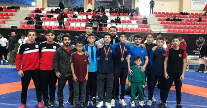 KÜTAHYALI GÜREŞÇİLER BİLECİK’TE MADALYALARI TOPLADI