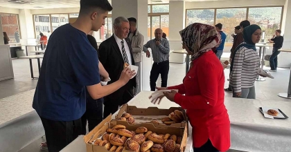 AFYONKARAHİSAR'DA GENÇLERE SICAK ÇAY, KADINLARA DESTEK