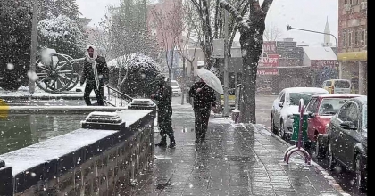 AFYONKARAHİSAR’DA KAR YAĞIŞI ETKİSİNİ KAYBETTİ
