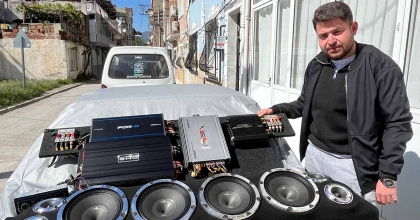 ALARM SİSTEMİNİ DEVRE DIŞI BIRAKTI, SES SİSTEMİNİ ÇALDI