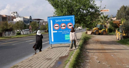 AYDIN’DA YAYALARI ÇİLEDEN ÇIKARAN TRAFİK LEVHASI